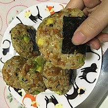 牛油果肉松饭团