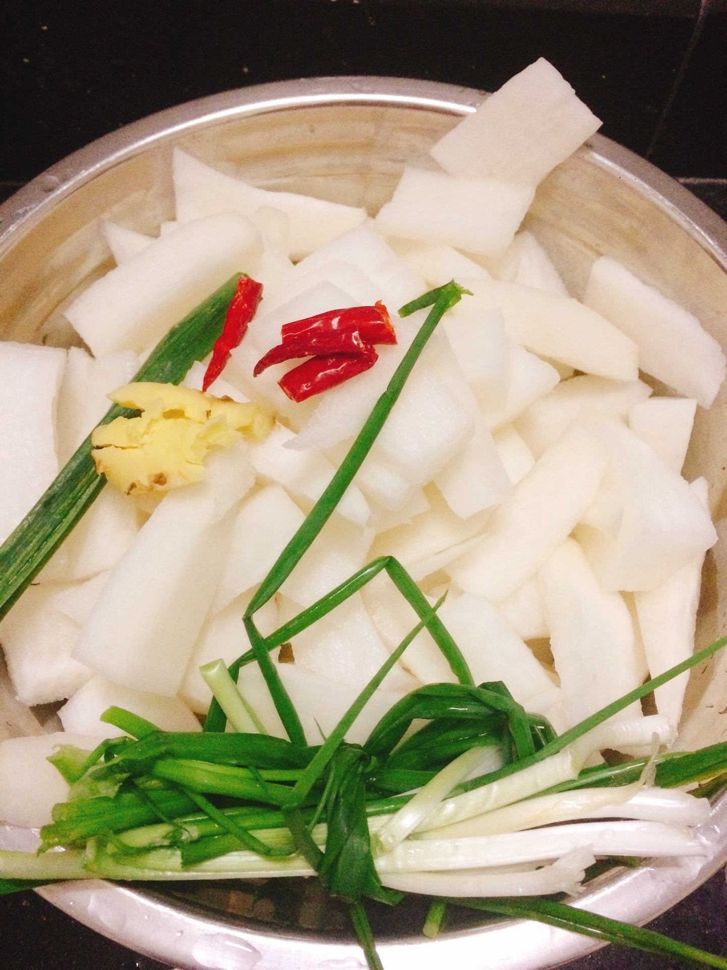 水萝卜炖针鱼—来自家乡的味道怎么做_水萝卜炖针鱼—来自家乡的味道的做法_蜜思小琳_豆果美食