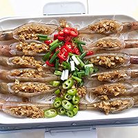 鲜美多汁的蒜蓉粉丝蒸虾的做法图解6