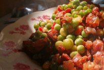 豌豆焖香肠的做法