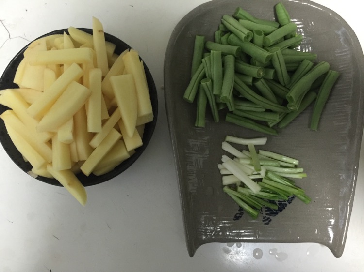 双烩-土豆烧四季豆的做法图解1