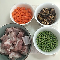 排骨焖饭的做法图解1