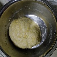  火腿肠葱花面包片的做法图解2