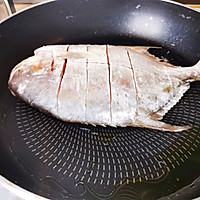 零失败大神级香煎金鲳鱼，一条鱼让你吃完整锅饭的做法图解3