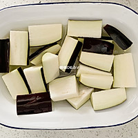 五花肉烧茄子的做法图解2