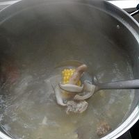玉米排骨美味汤的做法图解4