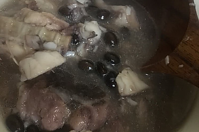 鱼尾花生黑豆汤