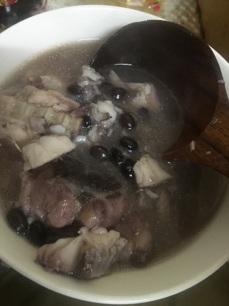 鱼尾花生黑豆汤的做法