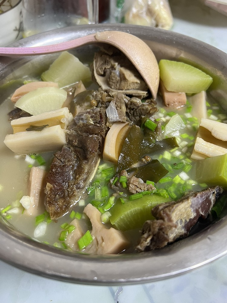 腊排骨藕汤（鲜香四溢）的做法
