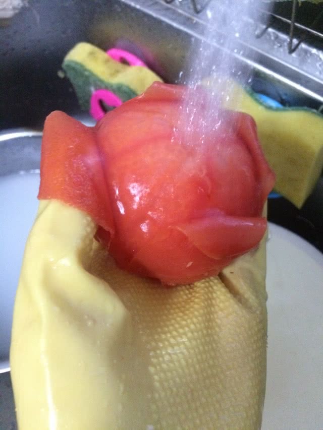 西红柿口蘑虾豆腐汤的做法图解2