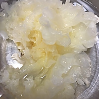 银耳雪梨羹的做法图解1