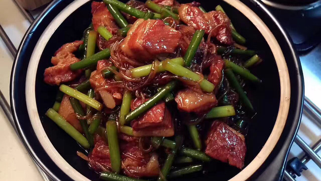 红烧肉闷蒜薹的做法