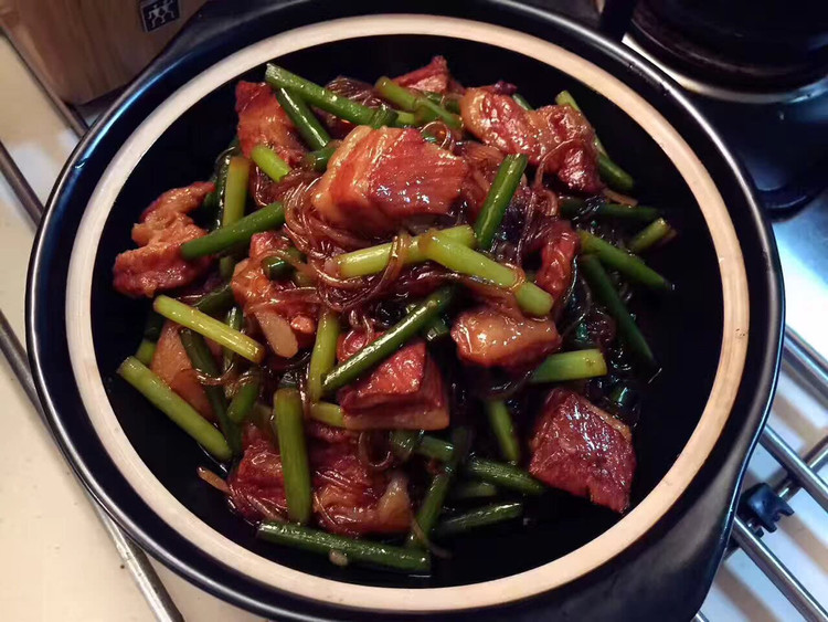 红烧肉闷蒜薹的做法