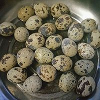 自制五香鹌鹑蛋的做法图解1