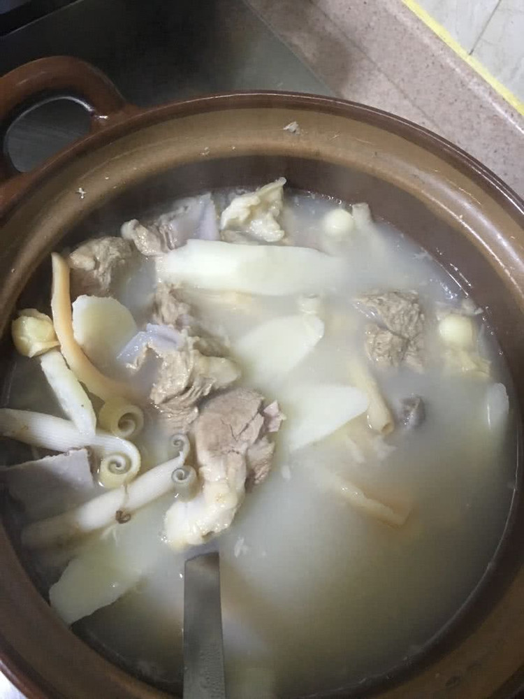 沙虫螺片骨头汤的做法