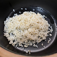 瘦肉香菇芹菜胚芽米粥的做法图解2