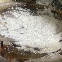 炸鱼到底用面粉还是淀粉？炸出的鱼外酥里嫩的做法图解6