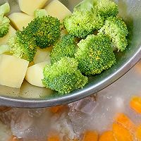 自带清甜的土豆鲜蔬排骨汤的做法图解5