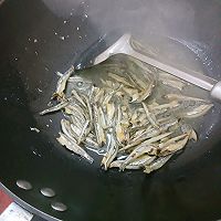 韭菜苔炒小鱼干的做法图解5