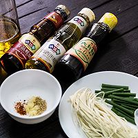 简单快手葱油拌面的做法图解1