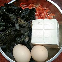 虾仁煎蛋裙带菜豆腐汤的做法图解1