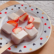 #福气年夜菜#酸酸甜甜的酸奶草莓冻