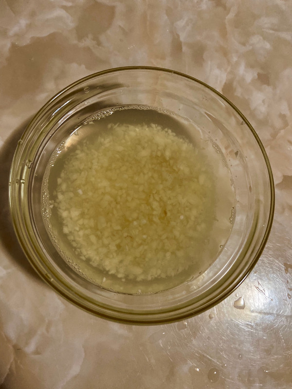 做蒜汁水:蒜切末,加入少许盐和水备用