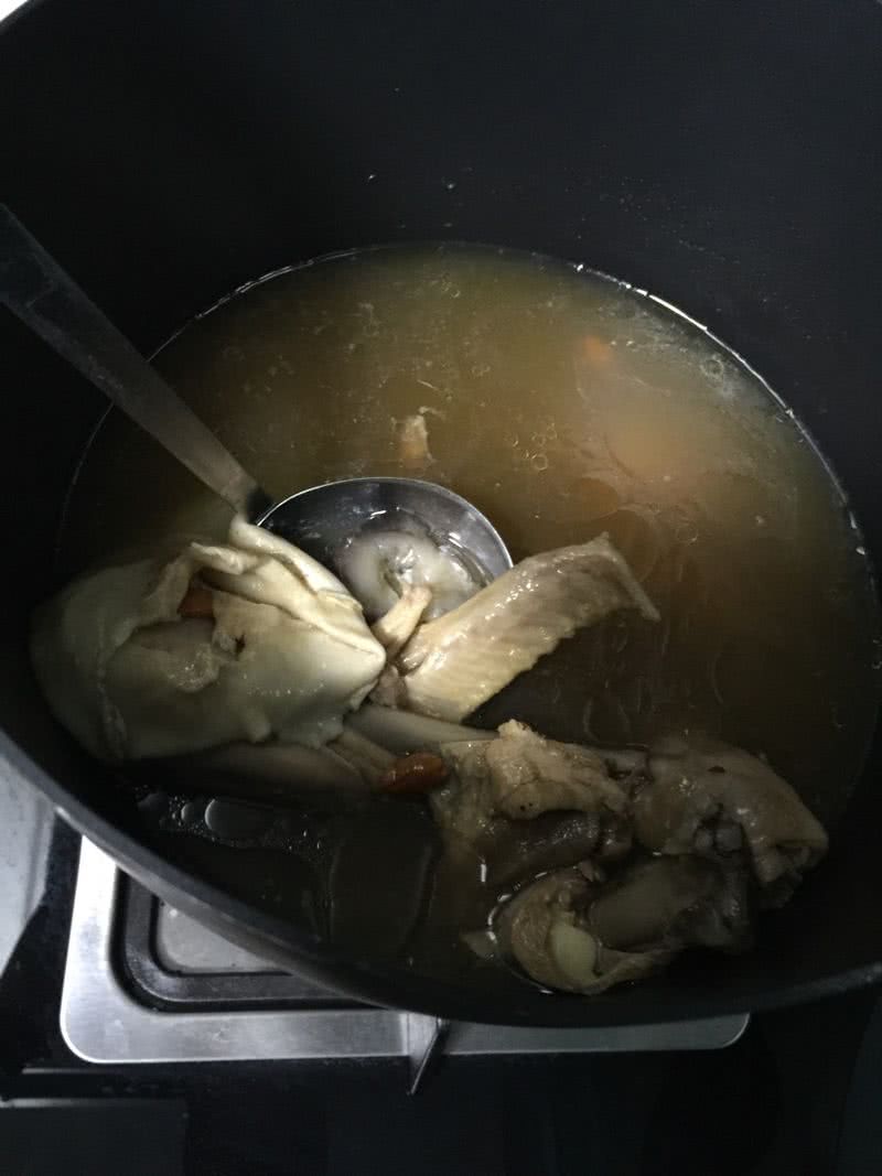 花胶海参煲鸡汤