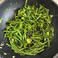 辣椒炒豇豆丝-妈妈家常菜的做法图解4