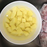 白菜炖粉条土豆的做法图解4