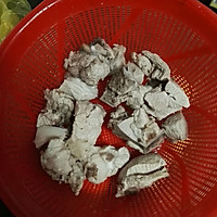莲藕玉米排骨汤的做法图解1