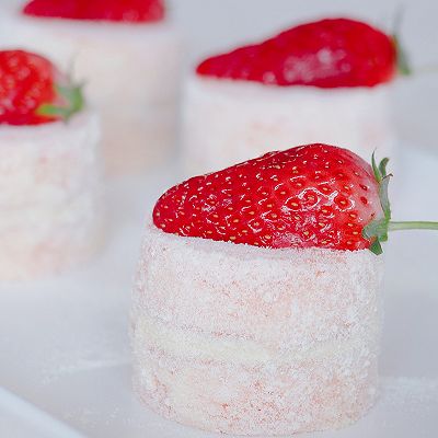 雪花草莓小贝蛋糕情人节甜品
