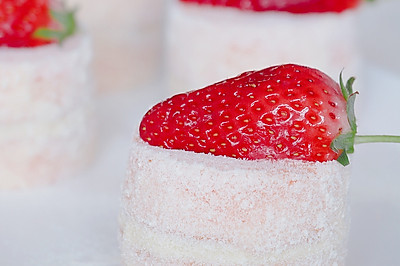 雪花草莓小贝蛋糕情人节甜品