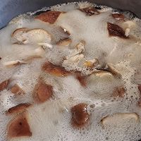 #鸡汁入家宴 感恩正当“食”#香菇炒笋片的做法图解1