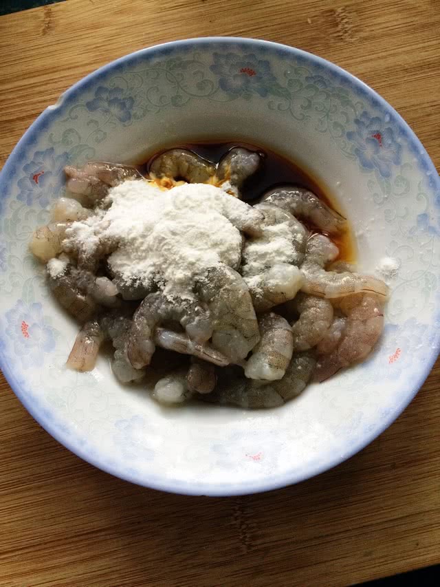 彩色虾仁的做法图解1