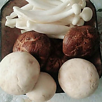 橄榄油炒三种蘑菇的做法图解1