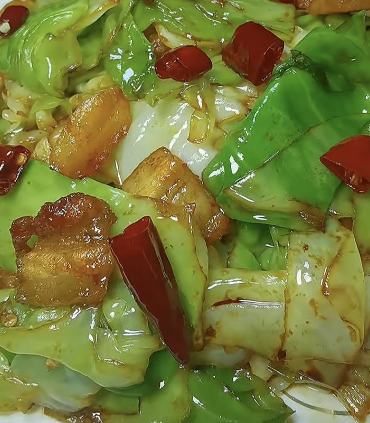 手撕包菜炒五花肉的做法