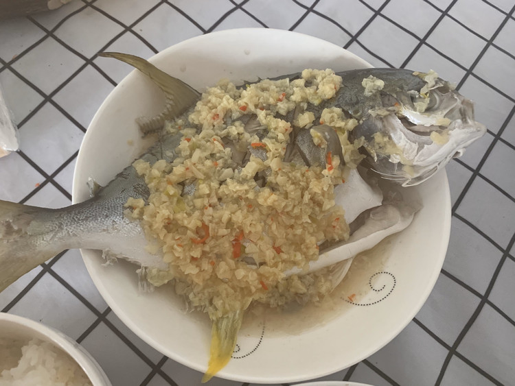 蒜蓉蒸鱼的做法