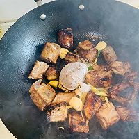 #味达美星厨X小厨中秋团圆宴#红烧排骨炖土豆板栗的做法图解5