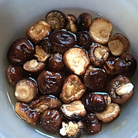 猪蹄焖香菇的做法图解6