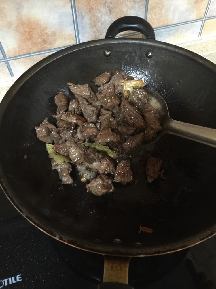 土豆萝卜烧牛腩的做法图解2