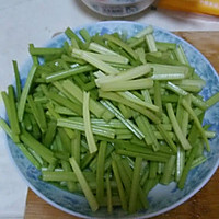 芹菜炒肉丝的做法图解1