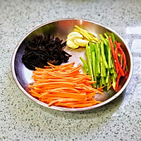 黄豆酱爆肉丝的做法图解1