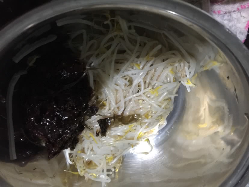 凉拌鸡丝豆芽紫菜的做法图解2