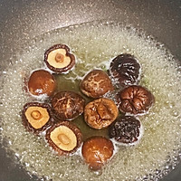 鲍鱼香菇炖鸡，鲍鱼肉质厚实Q弹，鸡肉鲜美无比，看着就流口水～的做法图解7