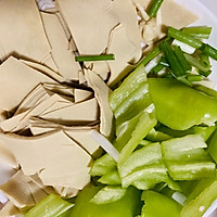 尖椒干豆腐的做法图解1