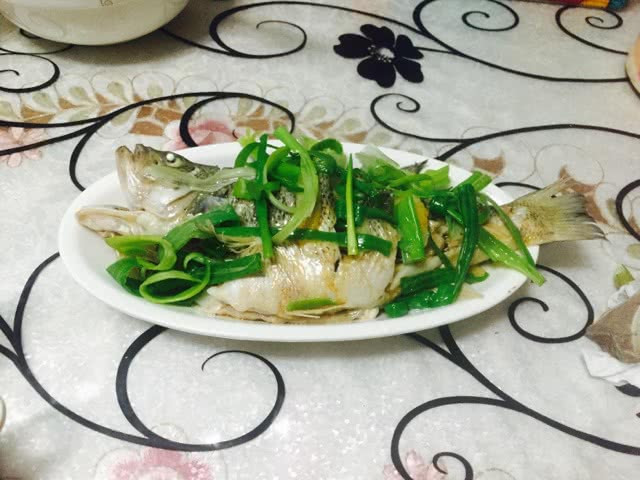 清蒸鲈鱼（绝对不腥）的做法