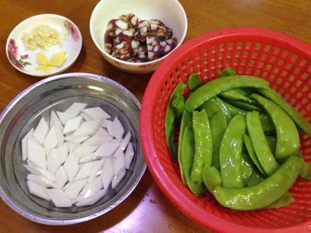 荷兰豆山药炒腊肠的做法图解1