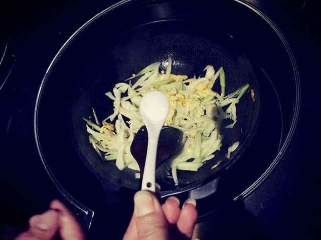 茴香头炒鸡蛋的做法图解6