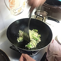 牛油果虾仁炒饭的做法图解2